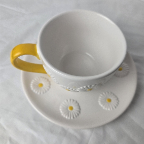Bluebird & Willow Daisy Teacup & Saucer | Yellow Handle | Stoneware Spring - Picture 12 of 14